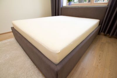 Сатиновая простынь на резинке 160x200+30 крем