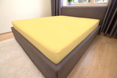 Kuminauhalla varustettu muotoonommeltu trikoolakana 200x200 keltainen